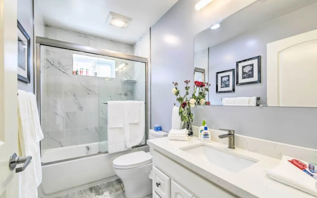 Sunny Oakland Retreat w/ Patio & Cute Garden!