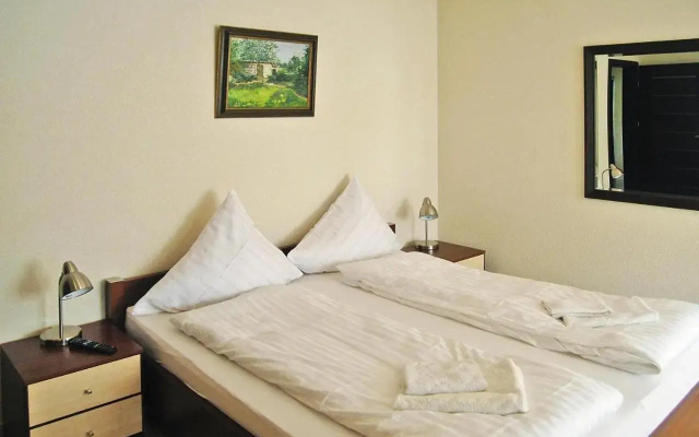 Terraced House With Pool and Sauna, Sieciemin