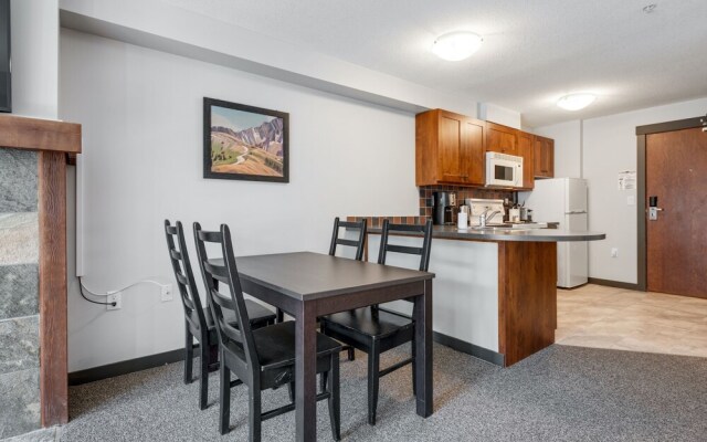 LARGE Studio | Ski In/Out | Pool & Hot Tubs | Central Upper Village Location