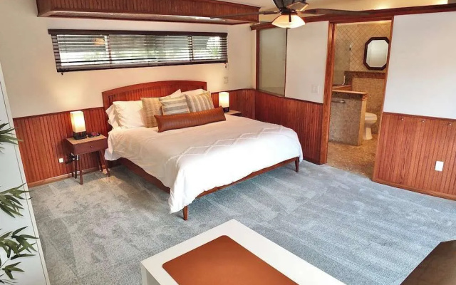 The Belmont Beach Bungalow Pool & Hot Tub!