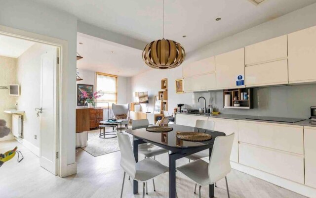 Modern Central 3-brs House With 3 Bths 2 Hottube