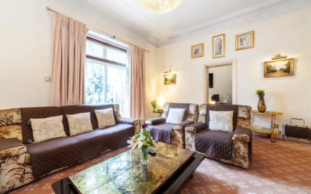 Large 3-bed Apartment in London Kensington Gardens