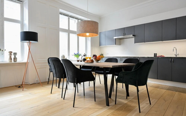 Sanders Arrow - Chic 3-bdr Apt w City View