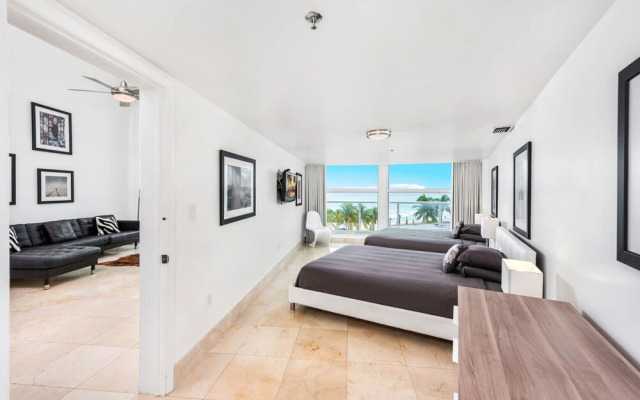 Private Residence at Castle Beach by LRMB