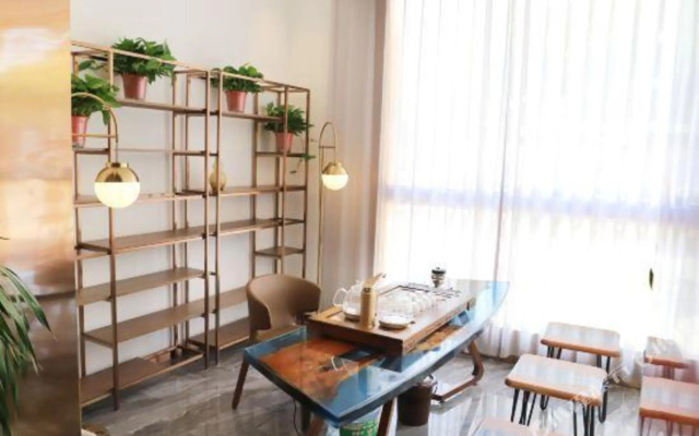 Zhongzhou Business Hotel