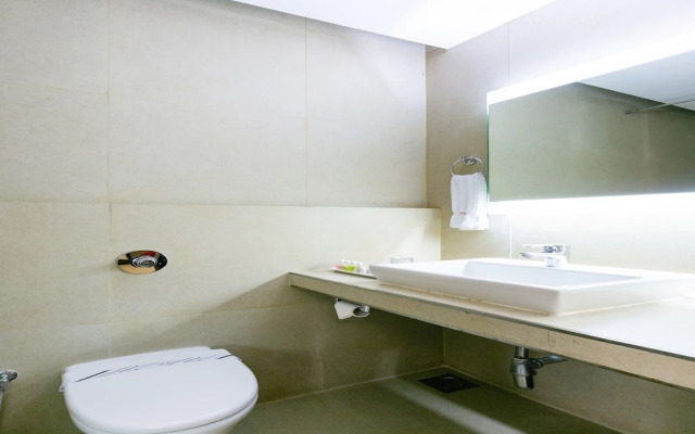 Capital O 45587 The Roa Hotel