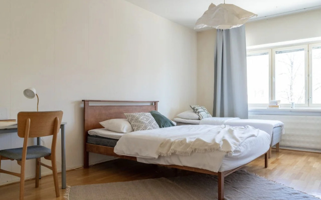 2 Bedroom apartment Steps from the Metro