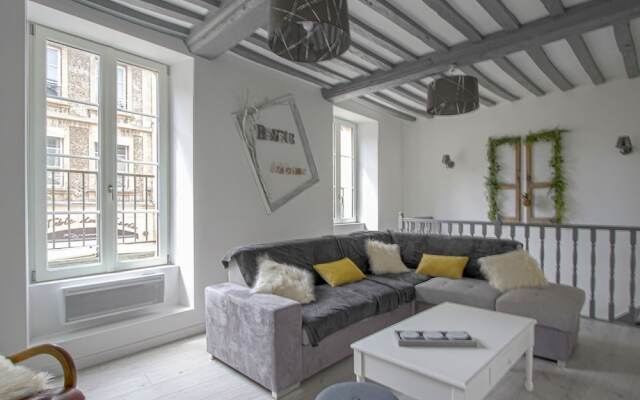 Comfy Apartment in Bayeux. Communal Terrace/livingroom and Kitchen