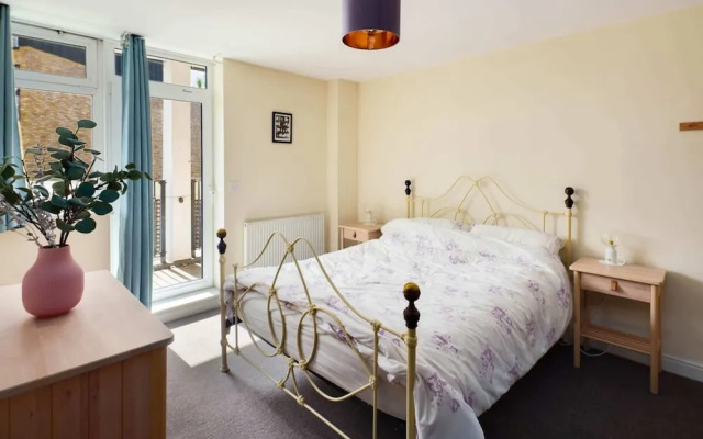 Beautiful & Vibrant 2BD Home w/ Balcony - Hackney!