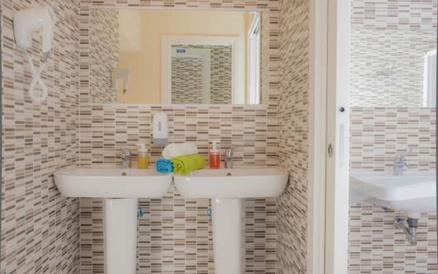 Des Artistes Budget Rooms