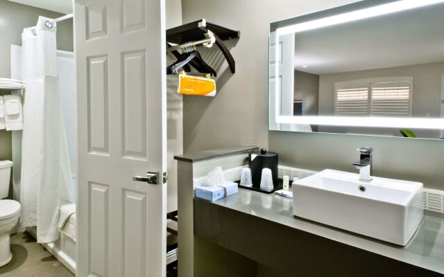 Bay Area Inn & Suites