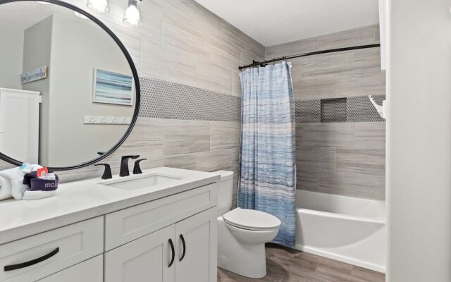 Beautiful Ocean Views! 2-bedroom, 2-bathroom! Resort Pools!