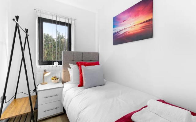 Spacious 4bedroom House-01 in Farnham Royal Slough