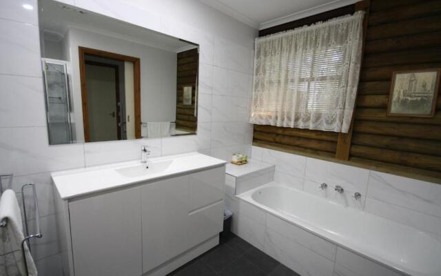 Halls Gap Log Cabins