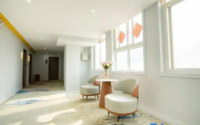 Zhumadian Huaqing Business Hotel