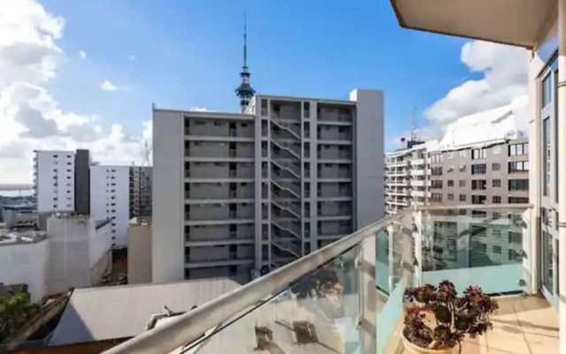 Spacious Home With Balcony - Free Carpark!