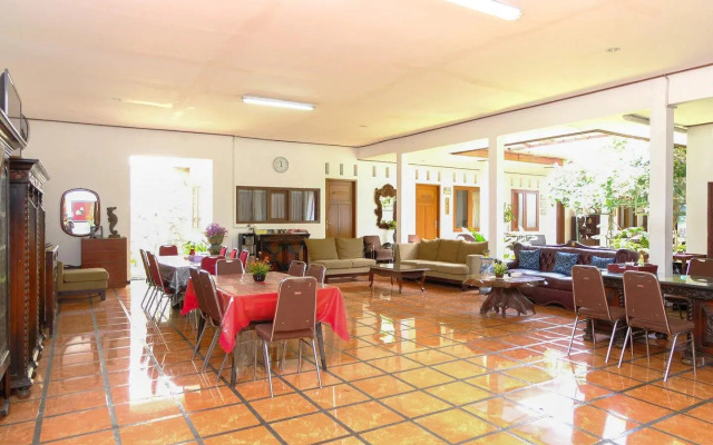 OYO 353 Loesje Guest House Syariah