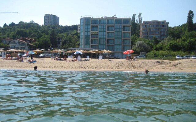 ON THE BEACH APARTMENTS Kabakum