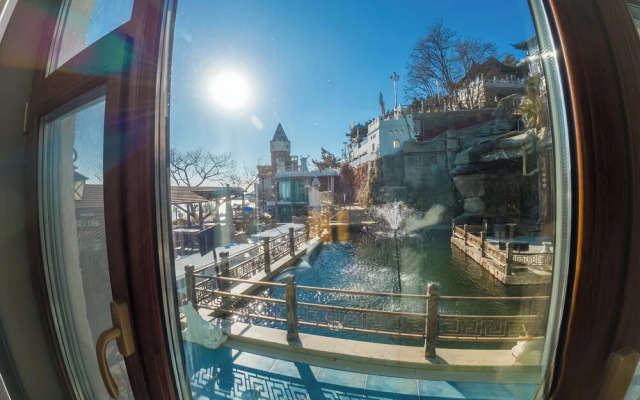 Laoshan Swan Castle Vacation Garden B&B