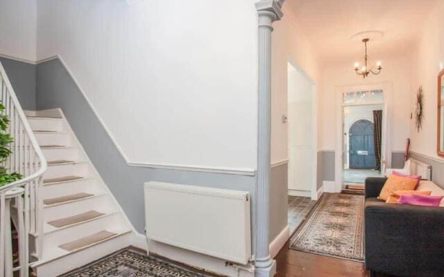 Large House, sleeps 10 with incredible sea views