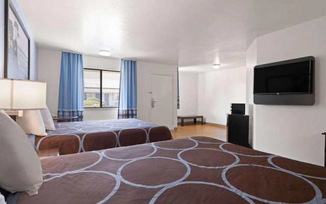 Super 8 by Wyndham Dunnigan