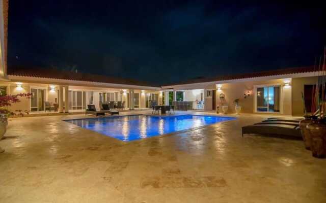 Villa With 4 Master Bedrooms w/ En-suite Bathrooms