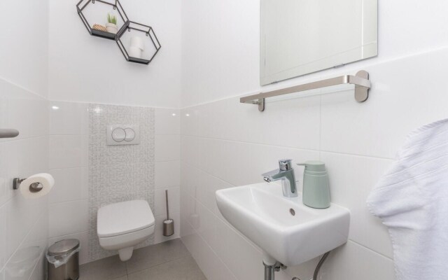 Beautiful Apartment in Sukosan With 2 Bedrooms and Wifi