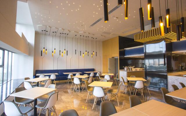 Holiday Inn Express Wuhan Optical Valley by IHG