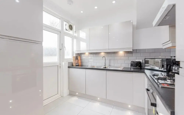 Modern & Spacious 3BR Terraced House
