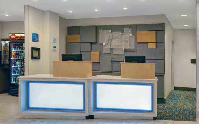 Holiday Inn Express & Suites Lenexa - Overland Park Area by IHG