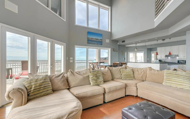 Oceanfront Galveston Beach House: Steps to Sand!