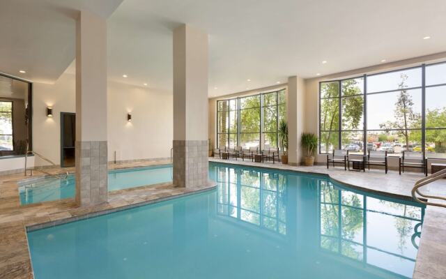 Hilton Phoenix Suites