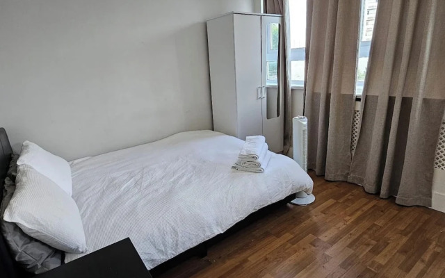 2 Bed Flat - Sleeps 4 - Parking - Balcony - Wifi