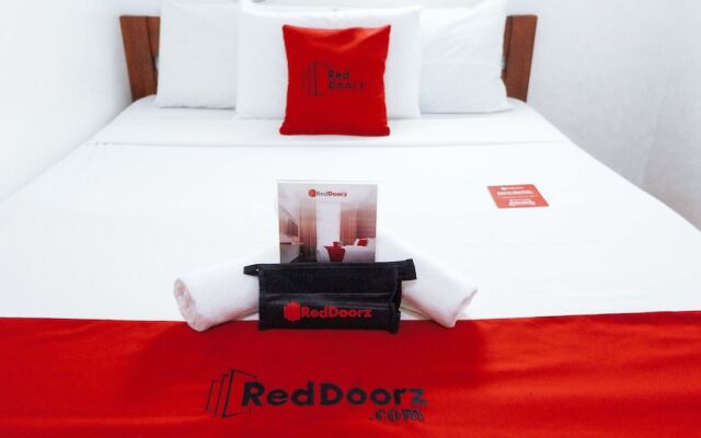 Axis Pension Hotel by RedDoorz