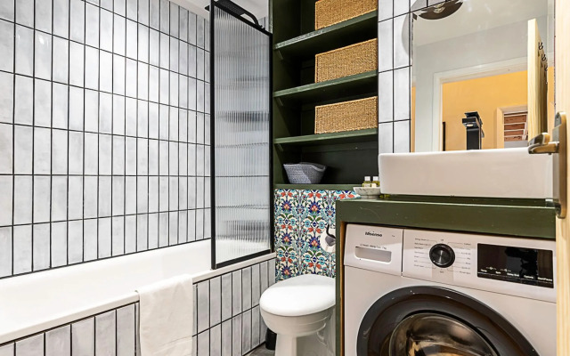 Beautiful Two Bedroom Abode Near Victoria