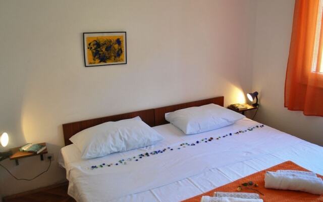 Nice 2-bedroom Private House, 50 m Beach, Sutivan