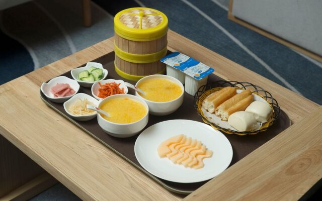 Qianna Hotel (Zhengzhou Erqi Square David City)