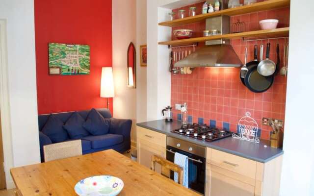 2 Bedroom Flat Near The Kings Theatre