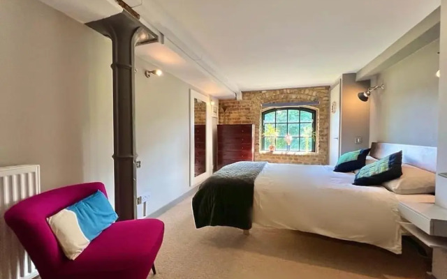 Stunning 2-bed Converted Warehouse - Sleeps 4