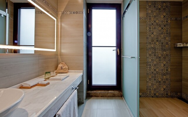 Eaves Art Hotel