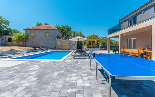 Stunning Home in Donje Rastane With Wifi, 4 Bedrooms and Outdoor Swimming Pool