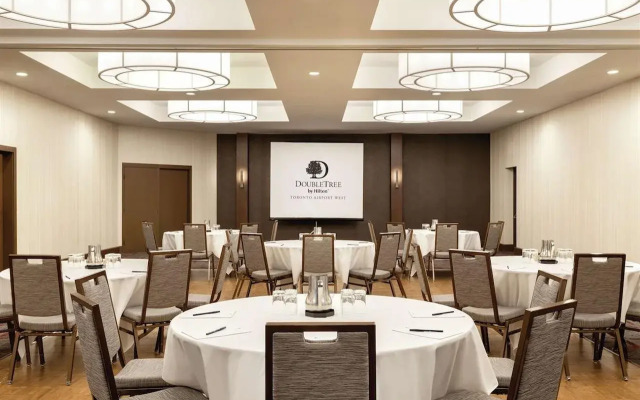 DoubleTree by Hilton Toronto Airport