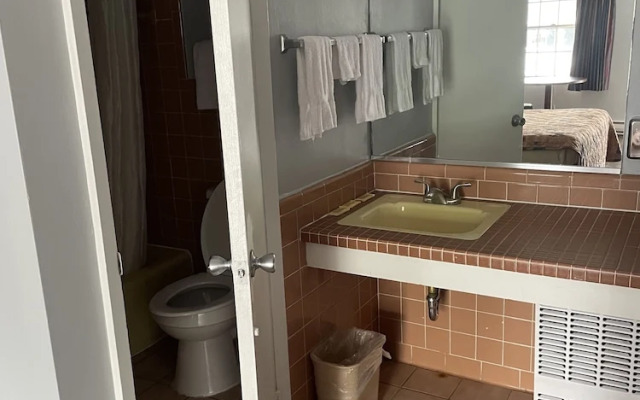 Budget Host Three Crowns Motor Lodge