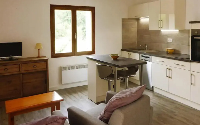 Apartment in Malauctne With Garden