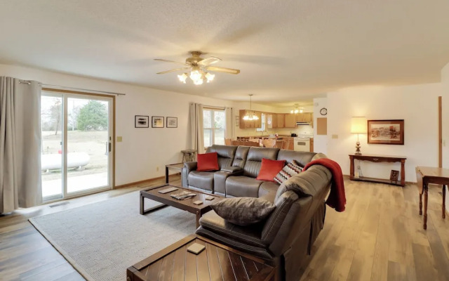 Henderson Home w/ Patio: 1 Mi to Norfork Lake