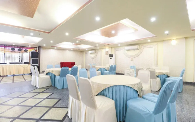 Capital O 5438 Hotel Shiraaz-2
