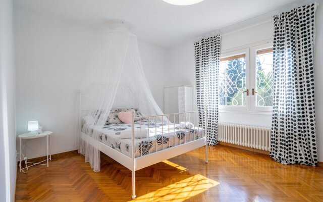 HomeHolidaysRentals Fragance Apartment