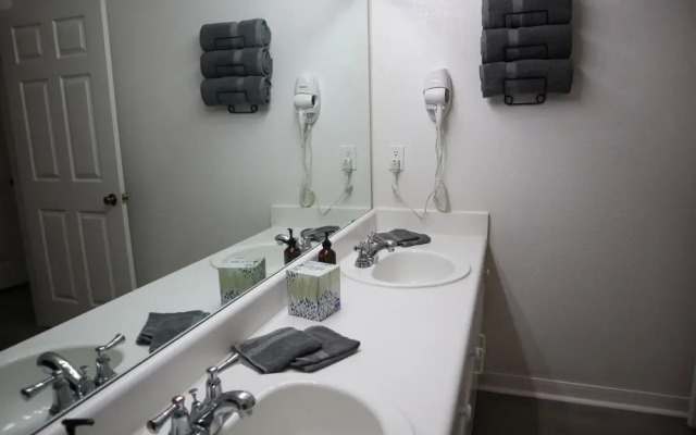 Great location and upgraded apartment!