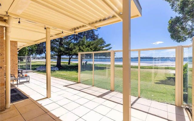 Sandy Beach House - Corlette Waterfront