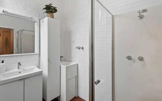 Charming 2-bed Town House Near Market